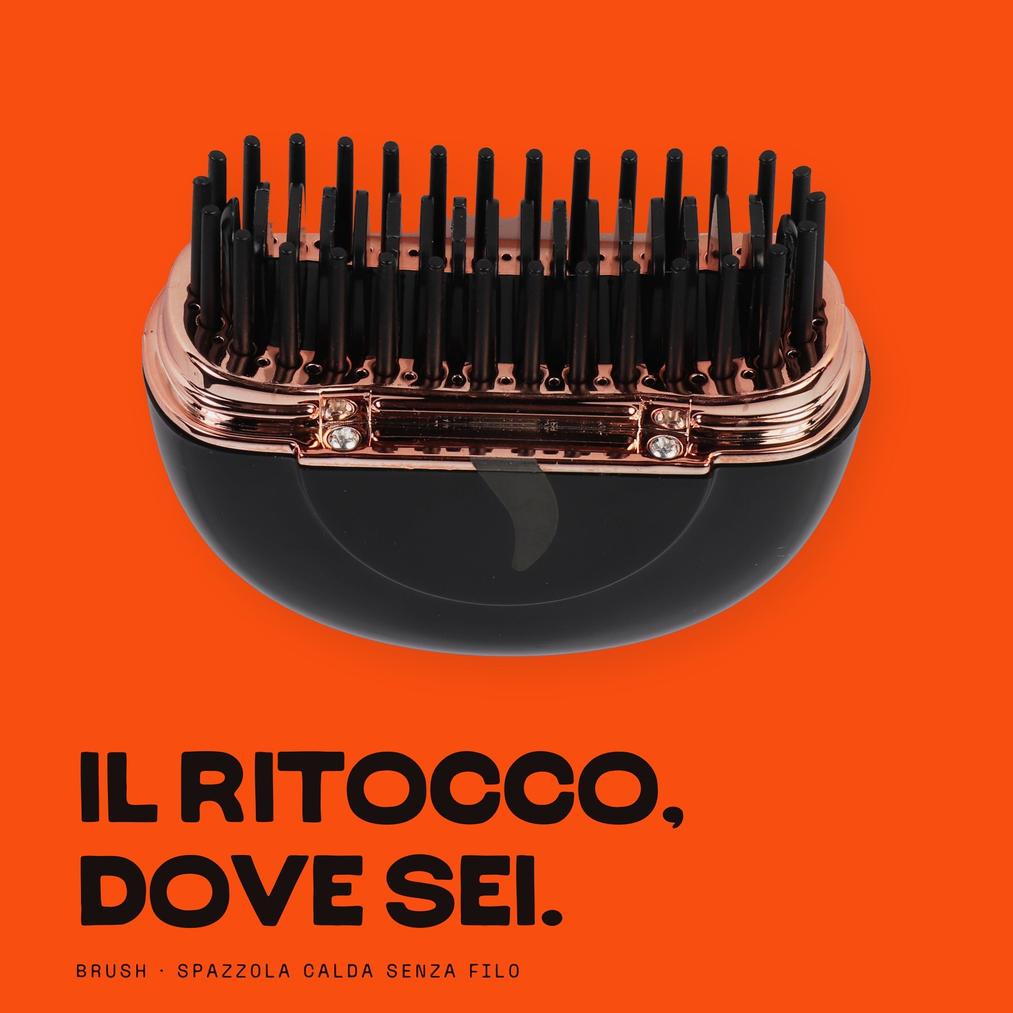 HairSnapper Brush Midnight Gold su fondo arancio: corpo nero e anello rose gold