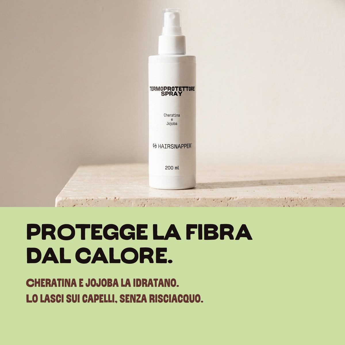 HairSnapper Termoprotettore Spray su una mensola di travertino: protegge la fibra dal calore con cheratina e jojoba