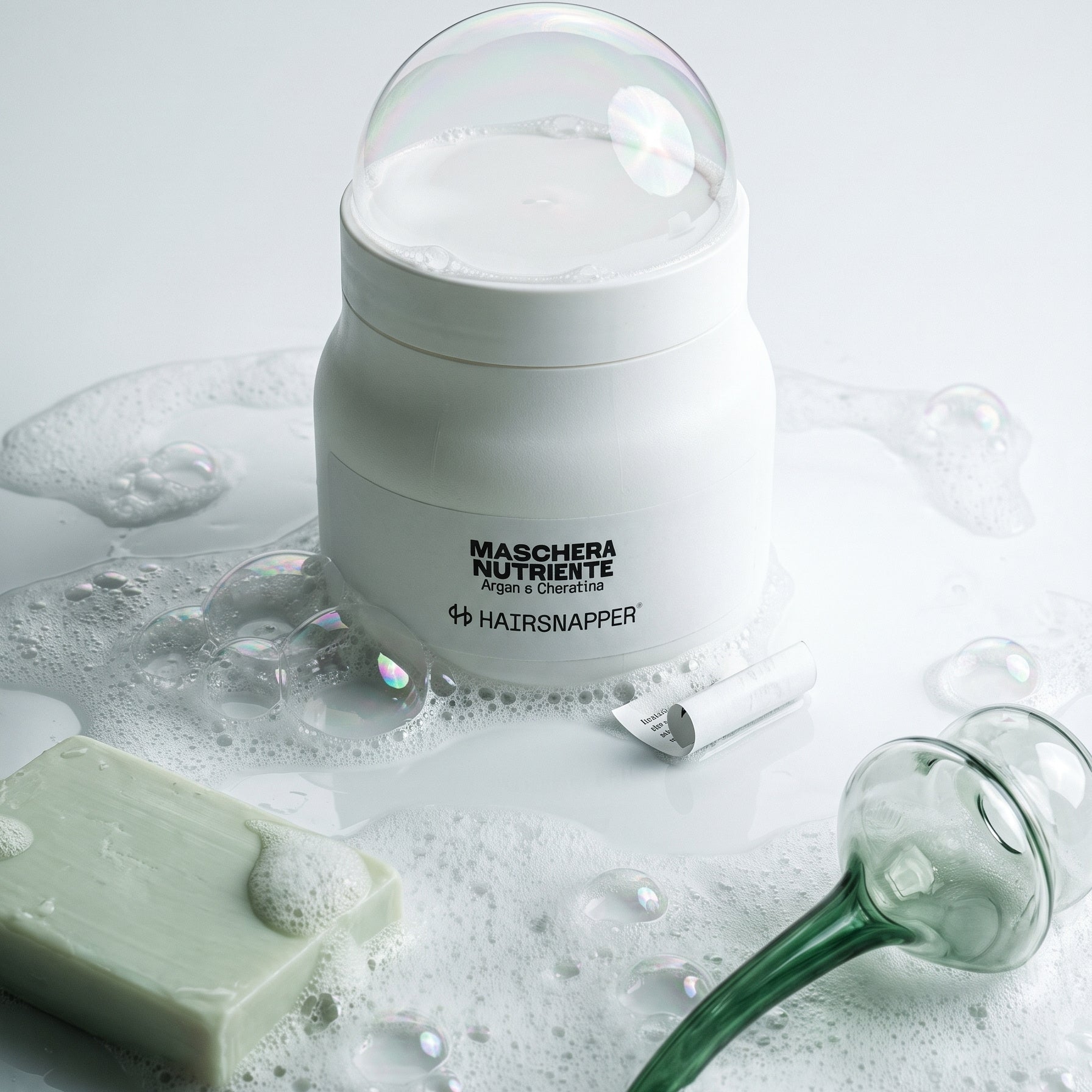 Il barattolo HairSnapper Maschera Nutriente fra schiuma e bolle di sapone