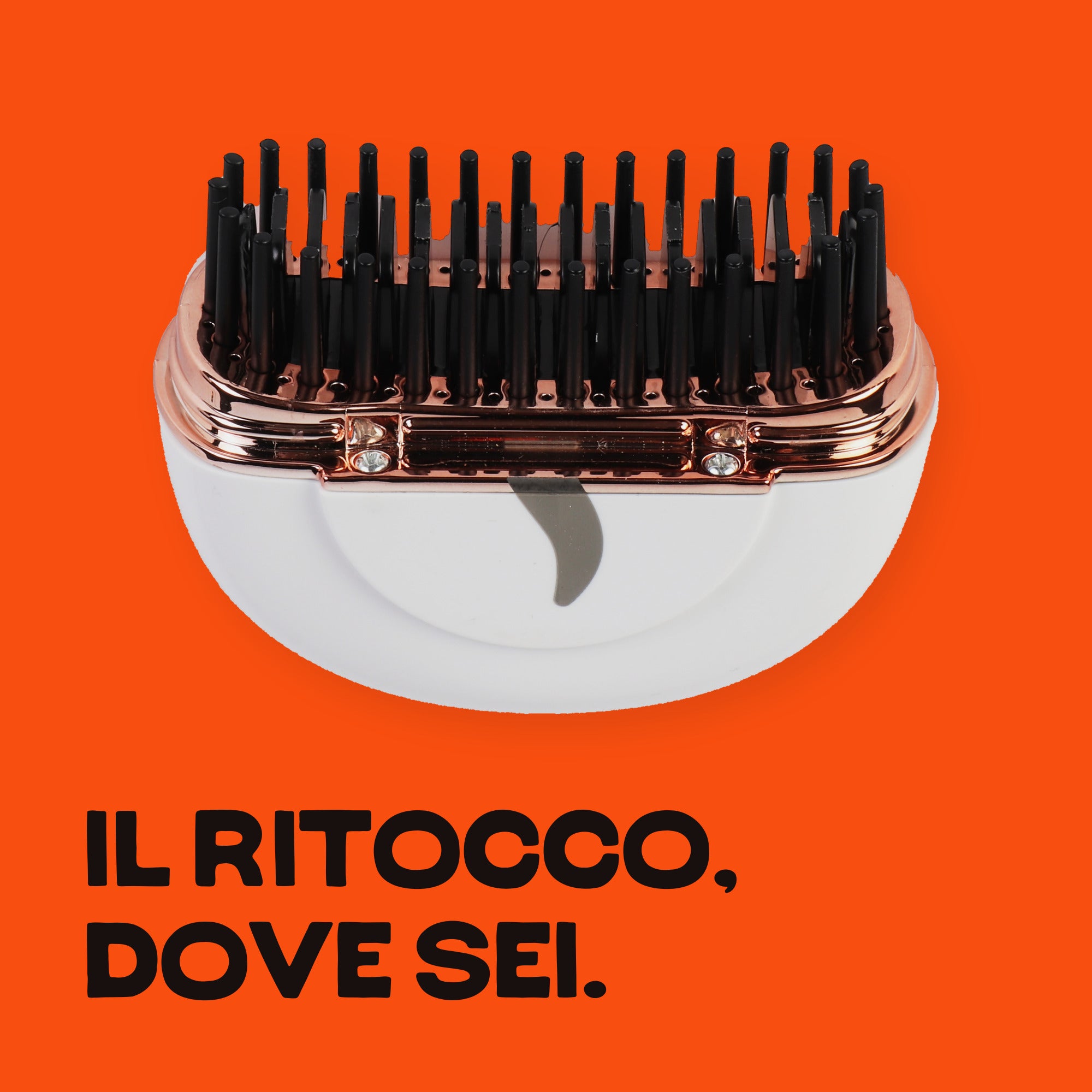 HairSnapper Brush Aurora Pearl su fondo arancio: corpo bianco e anello rose gold