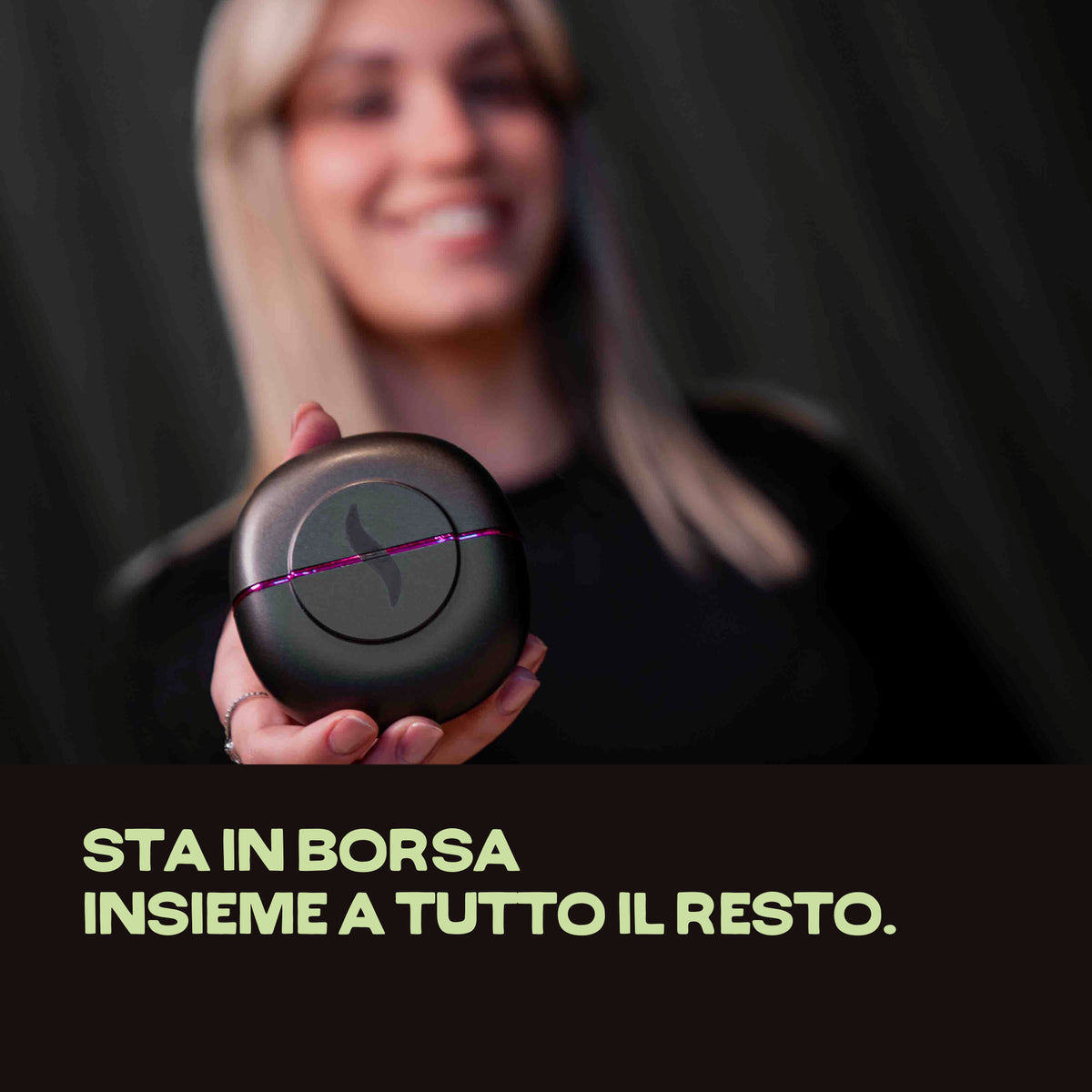 Una mano tiene la HairSnapper Brush chiusa: sta in borsa insieme a tutto il resto