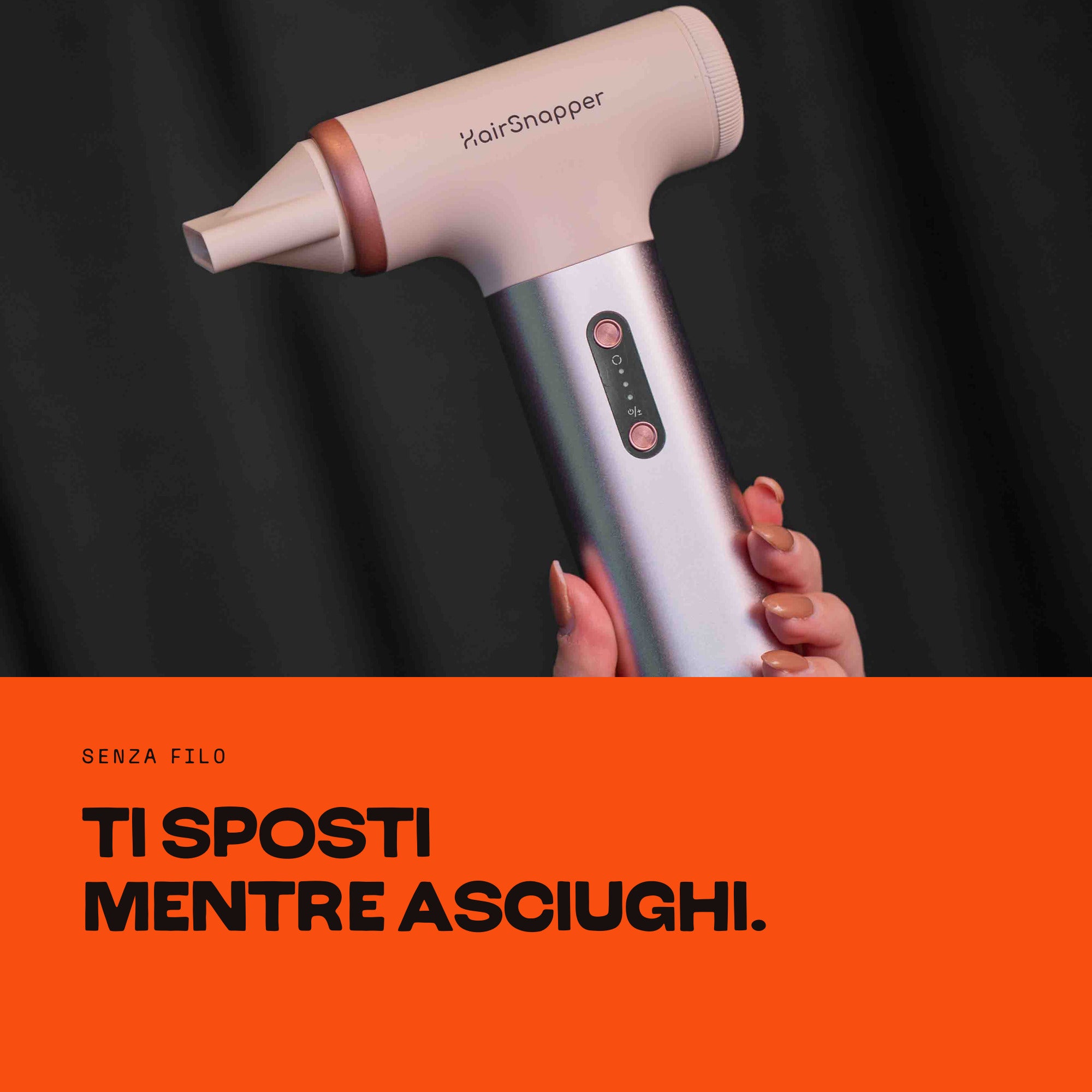Una mano tiene il HairSnapper Vea bianco: ti sposti mentre asciughi