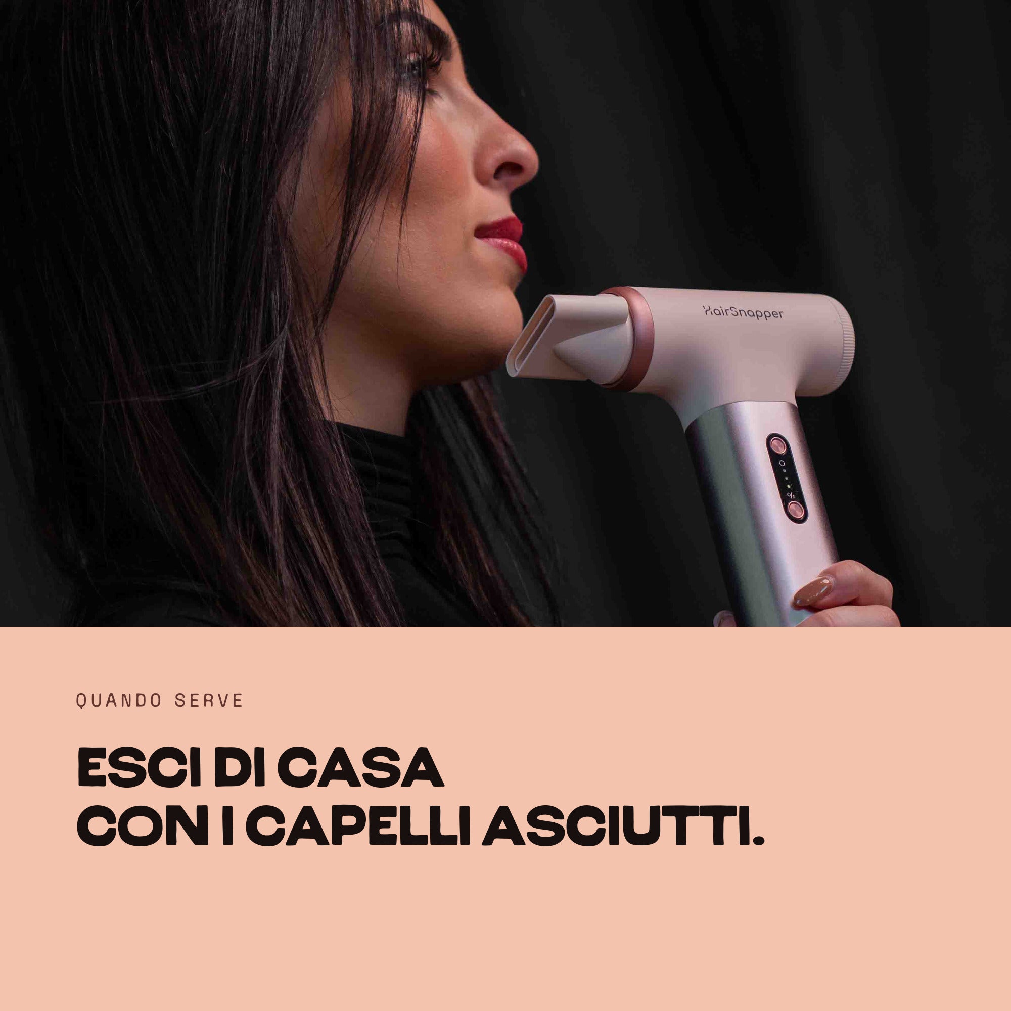 Una donna si asciuga i capelli con il HairSnapper Vea bianco