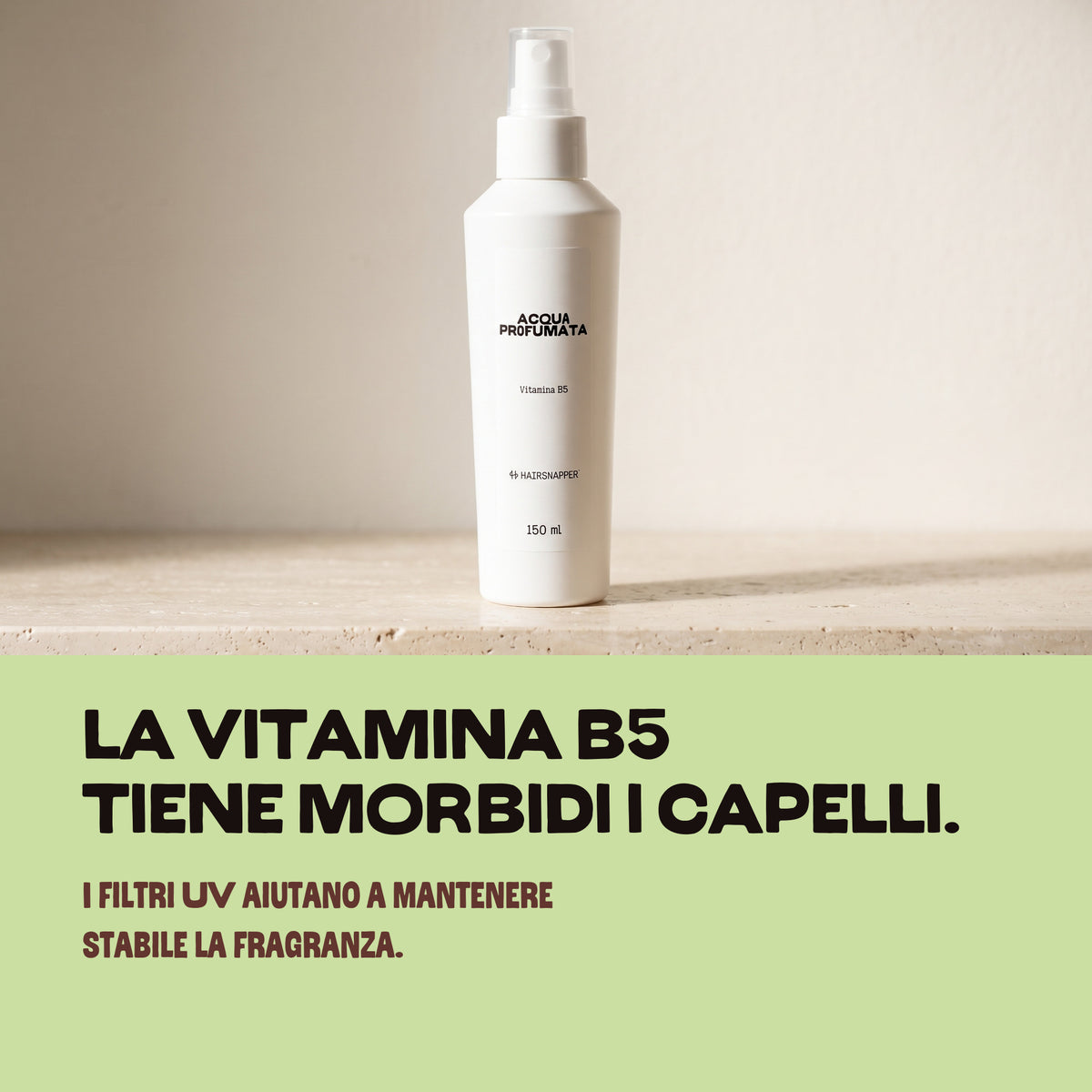 HairSnapper Acqua Profumata su una mensola di travertino: vitamina B5 per capelli morbidi e filtri UV per la fragranza