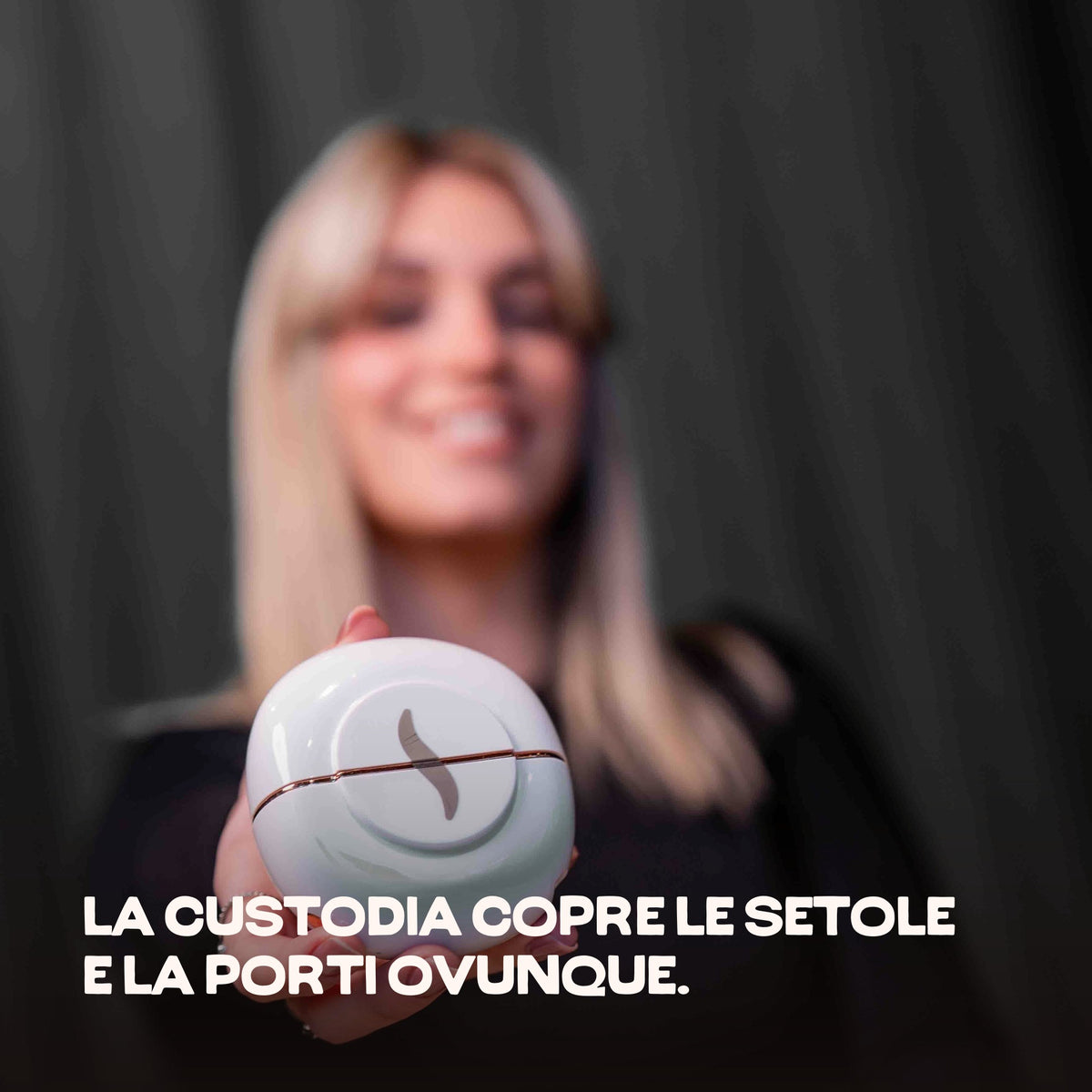 La HairSnapper Brush Aurora Pearl chiusa in mano: la custodia copre le setole e la porti ovunque