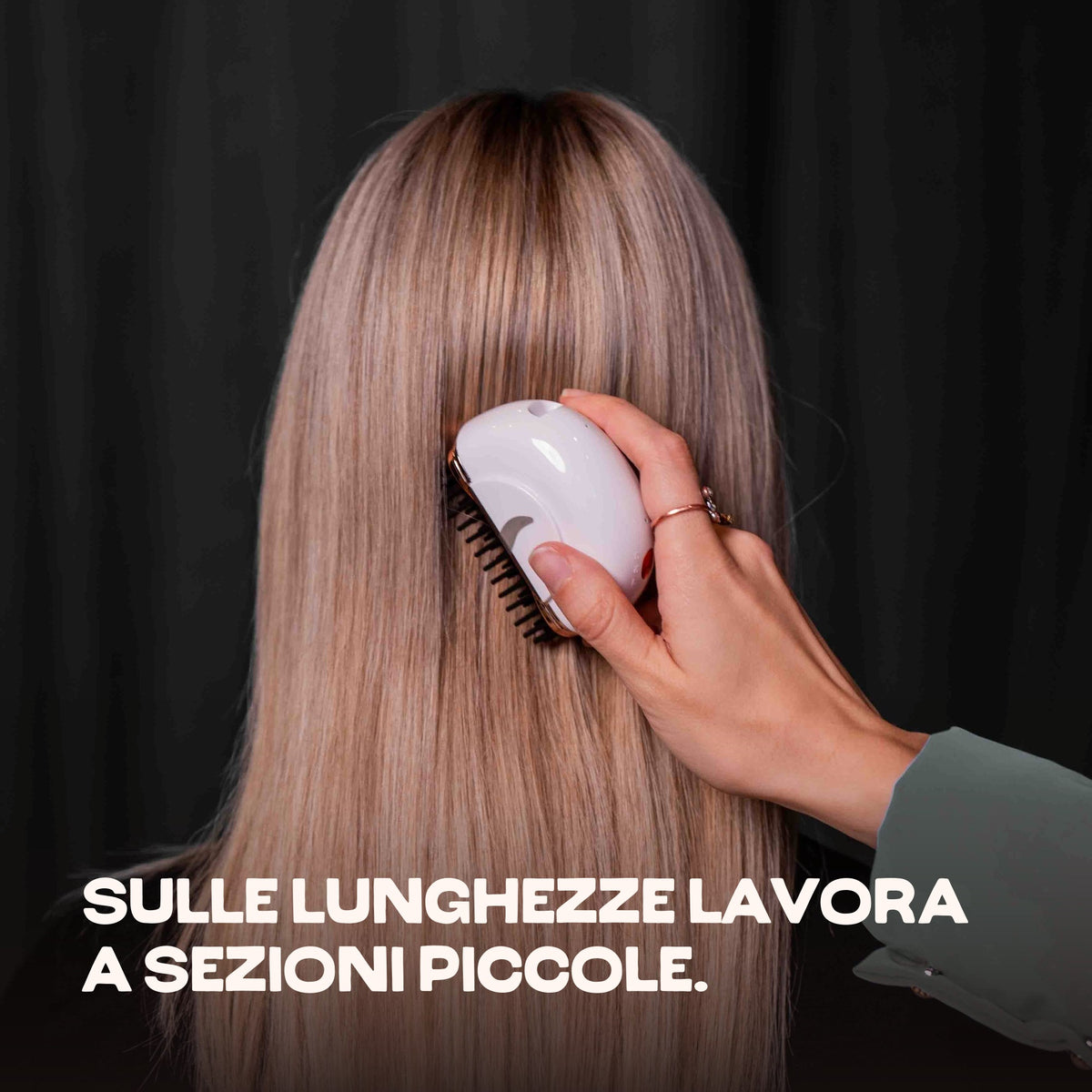 La HairSnapper Brush passata sulle lunghezze: lavora a sezioni piccole