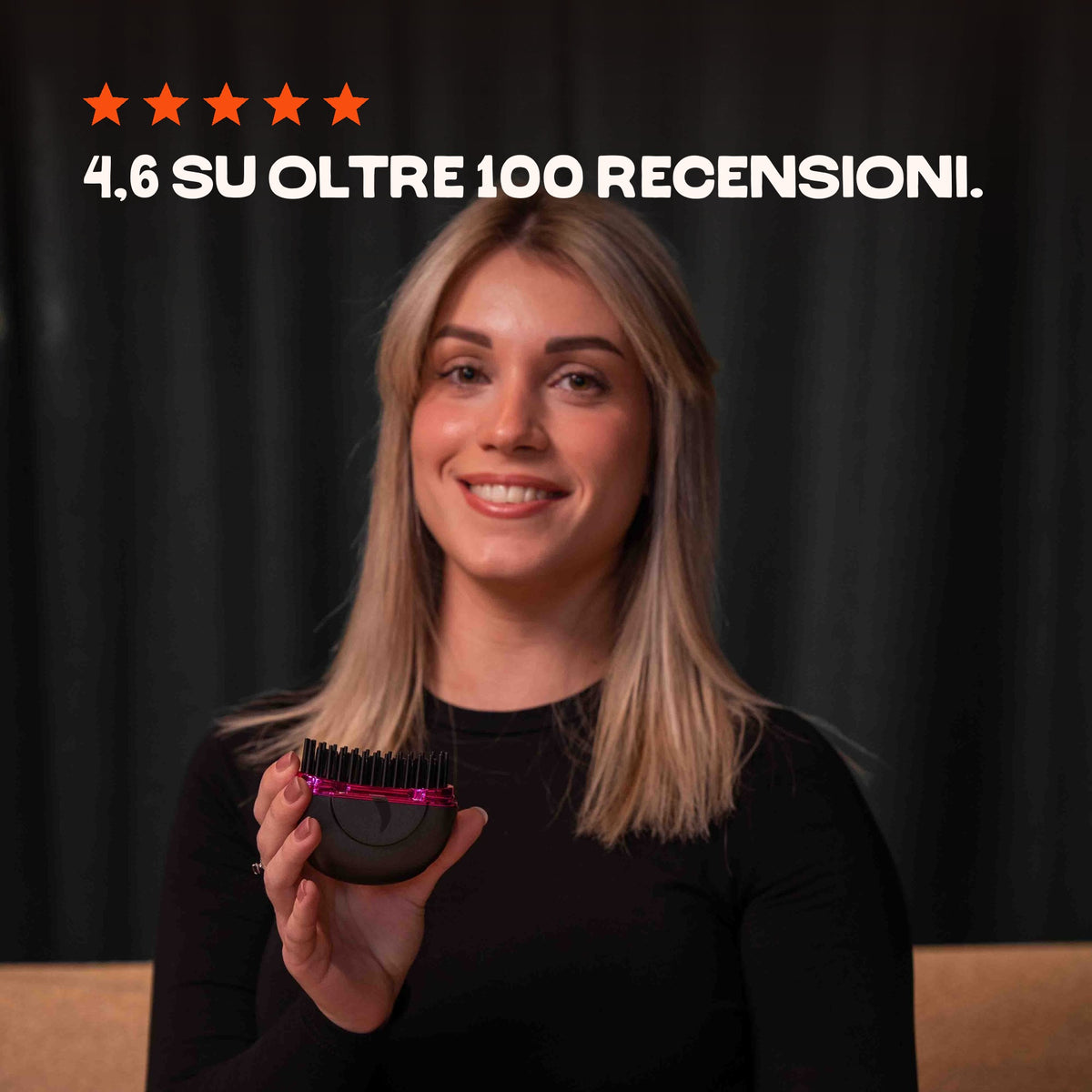 Una cliente sorridente con la HairSnapper Brush in mano: 4,6 su oltre 100 recensioni