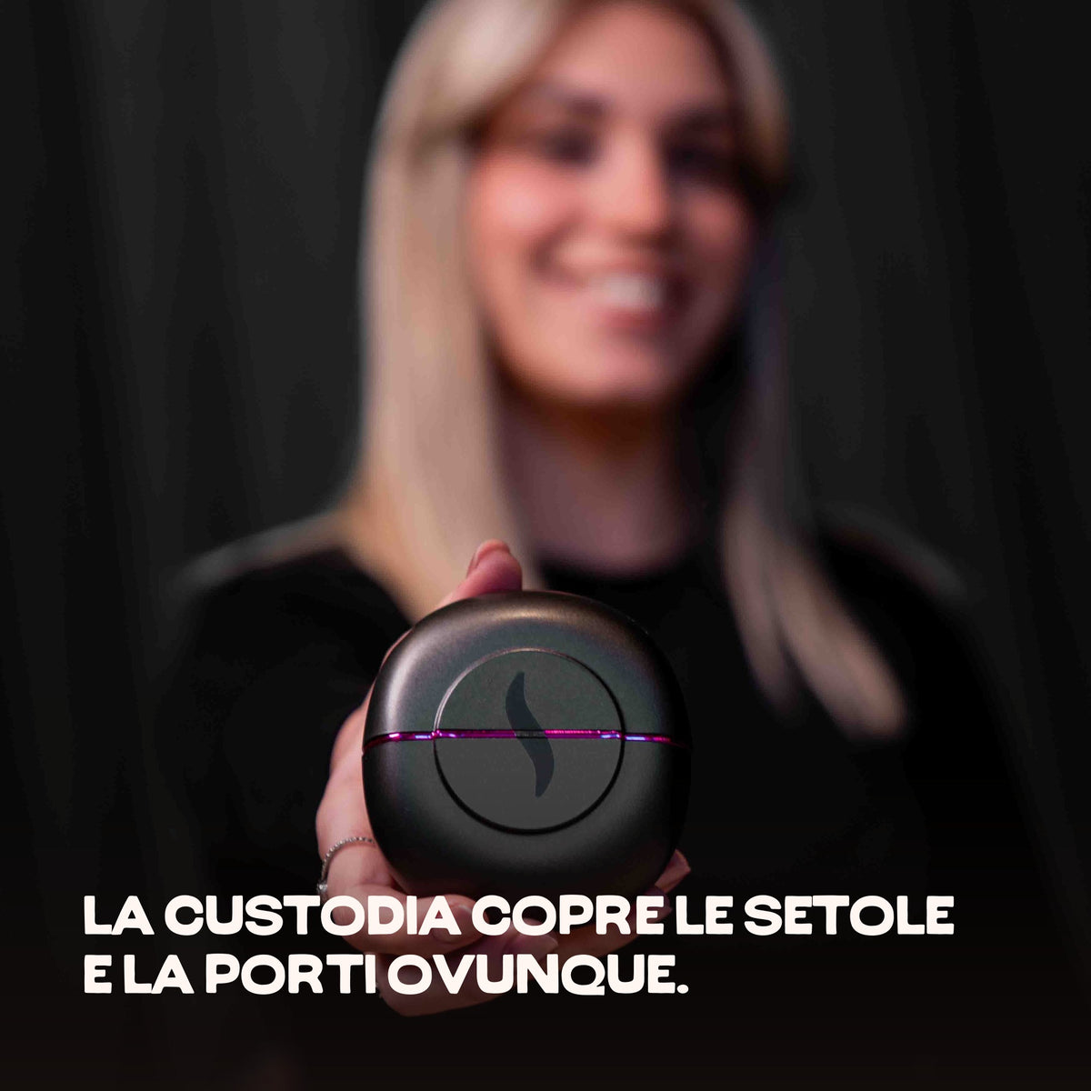 La HairSnapper Brush Velvet Purple chiusa in mano: la custodia copre le setole e la porti ovunque