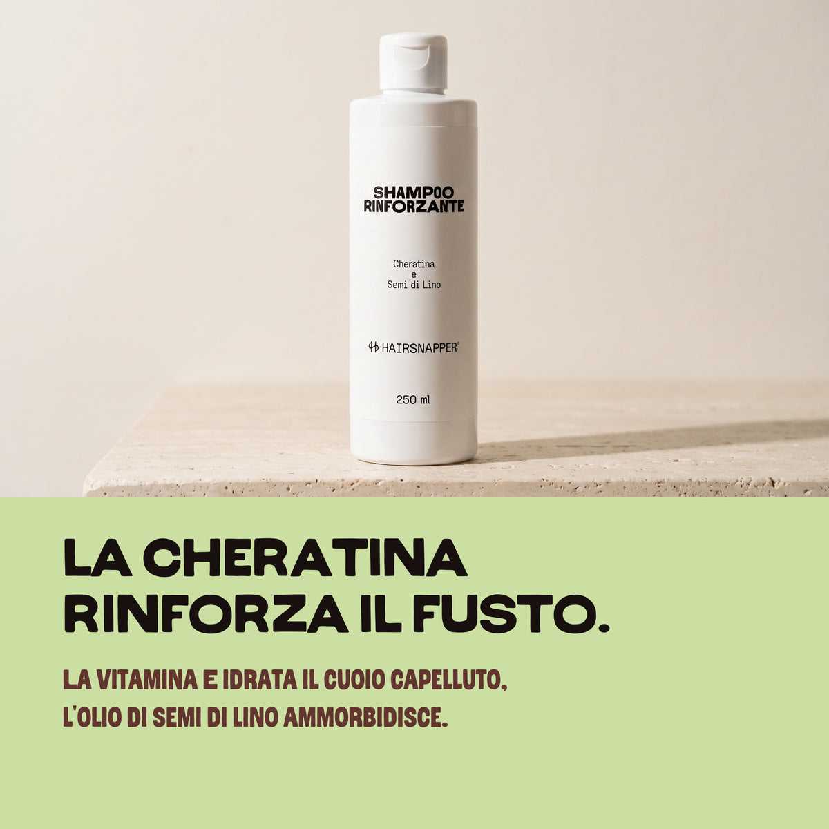 HairSnapper Shampoo Rinforzante su una mensola di travertino: la cheratina rinforza il fusto, la vitamina E idrata il cuoio capelluto