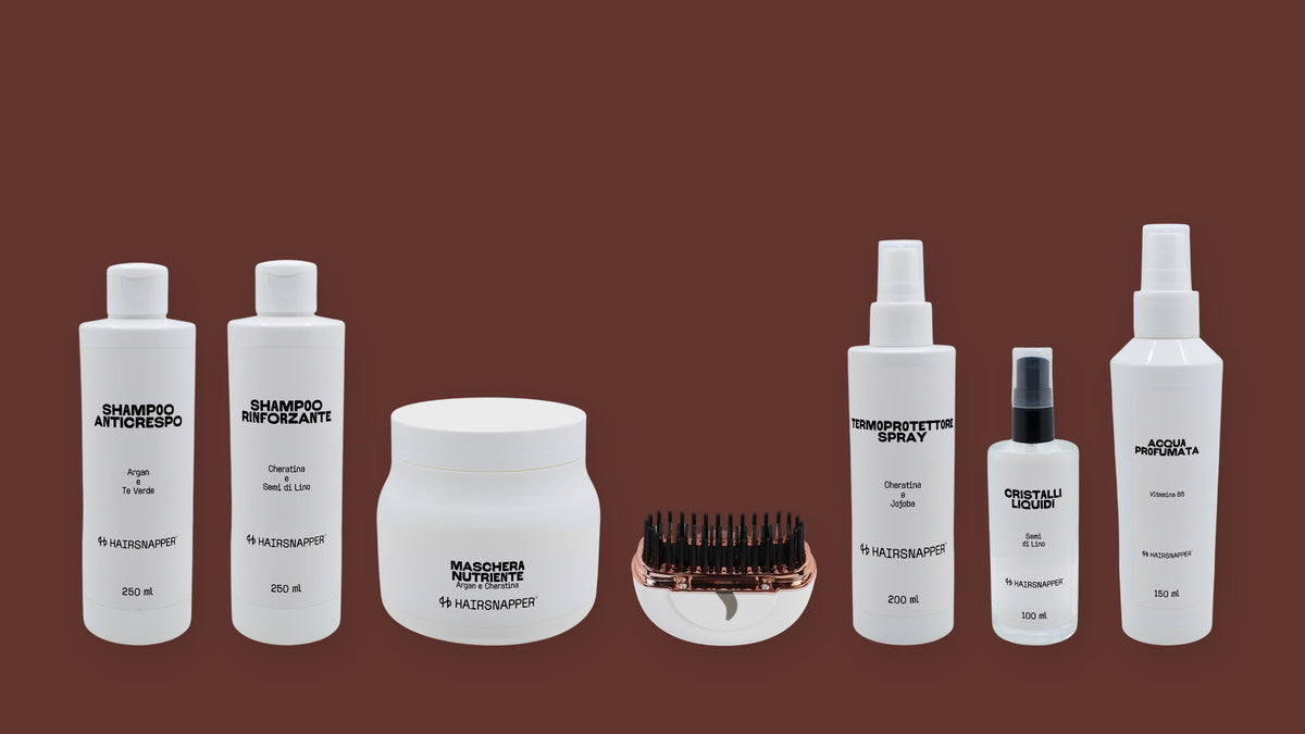 La Brush HairSnapper in mezzo ai sei cosmetici su fondo cacao